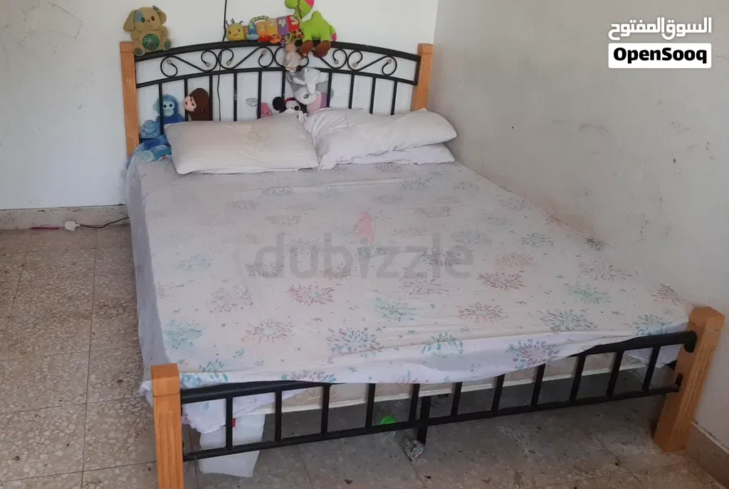 سرير هيكل حديد مع خشب و مرتبه طبيه