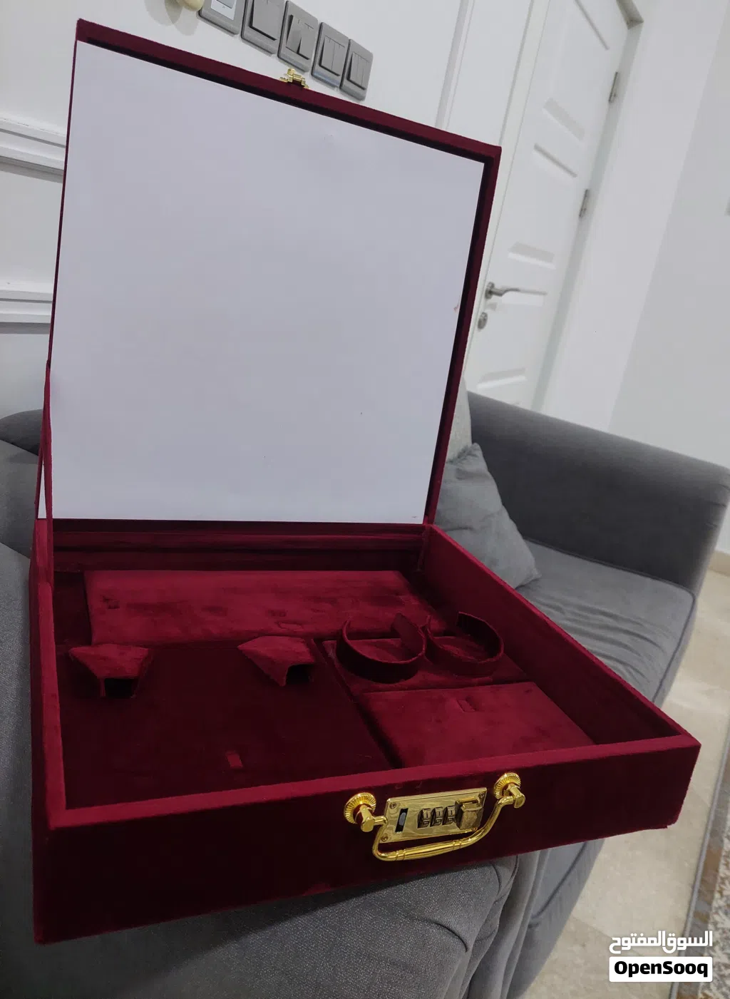 حقيبته ذهب غير مستخدمه نظيفه جدا لبيع ينفع لذهب