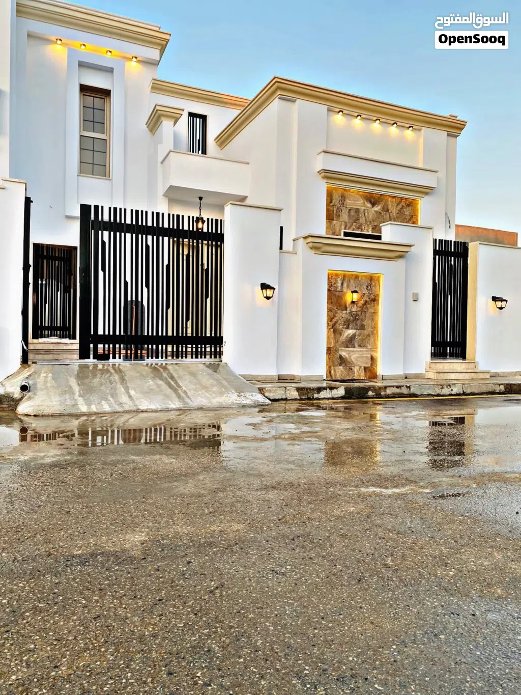 منزل للبيع واجهتين ودورين ويوجد به سبع شقق