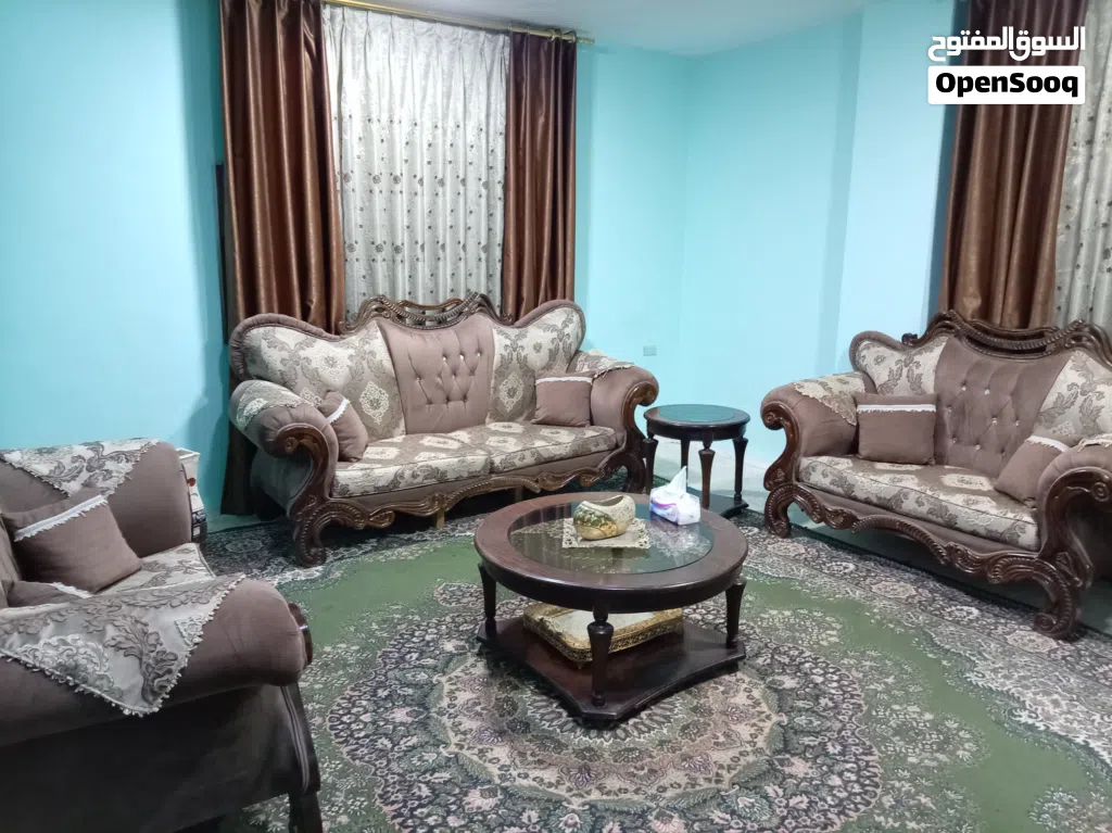 طقم كنب فاخر (8 مقاعد) بحالة جيدة مع كامل الطاولات و السجادة - فخامة كلاسيكية