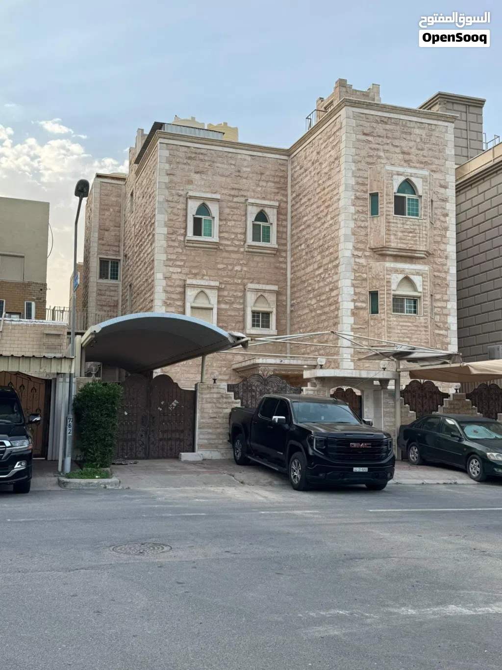 للبيع بيت في القرين قطعه 1 الوصف: 3 أدوار تكييف مركزي ومصعد، بيت نظيف ومجدد ( فاضي تسليم فوري )