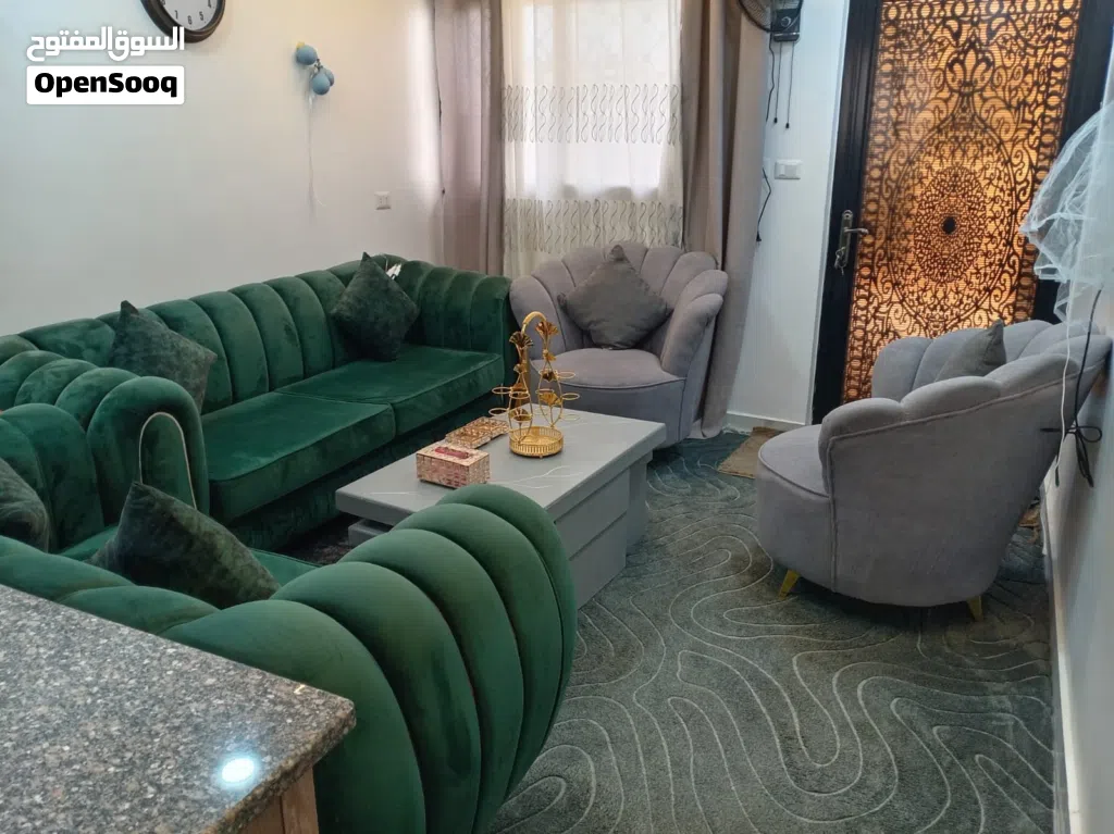 طقم كنب لون اخضر زمردي وسكني مع الطاولات استخدام اقل من سنة شبه جديد بدي ابيعهم ب
