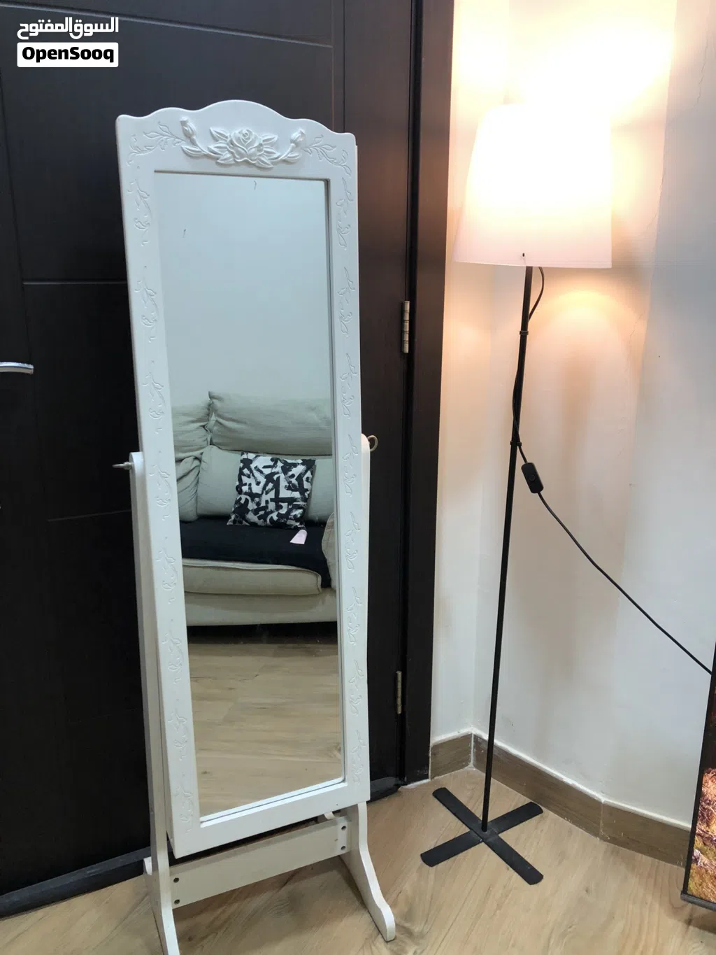 مرايا مع تسريحه بها ادراج وعلاقات وارفف للاكسسوارات مخمل من الداخل خشب زان