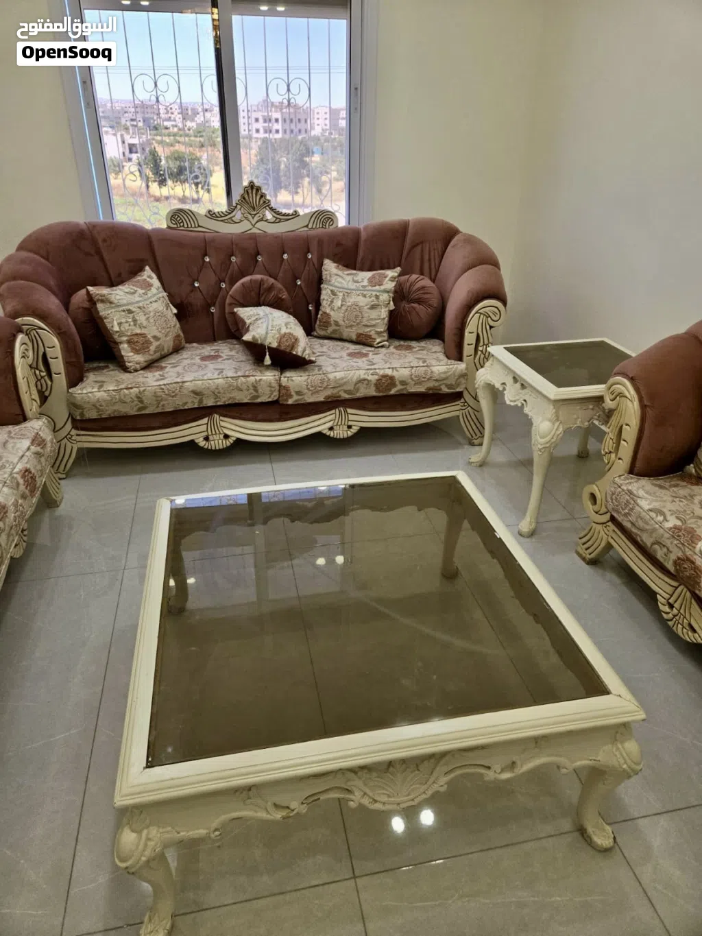 طقم كنب غرفة ضيوف مع سفرة وطاولات وسط