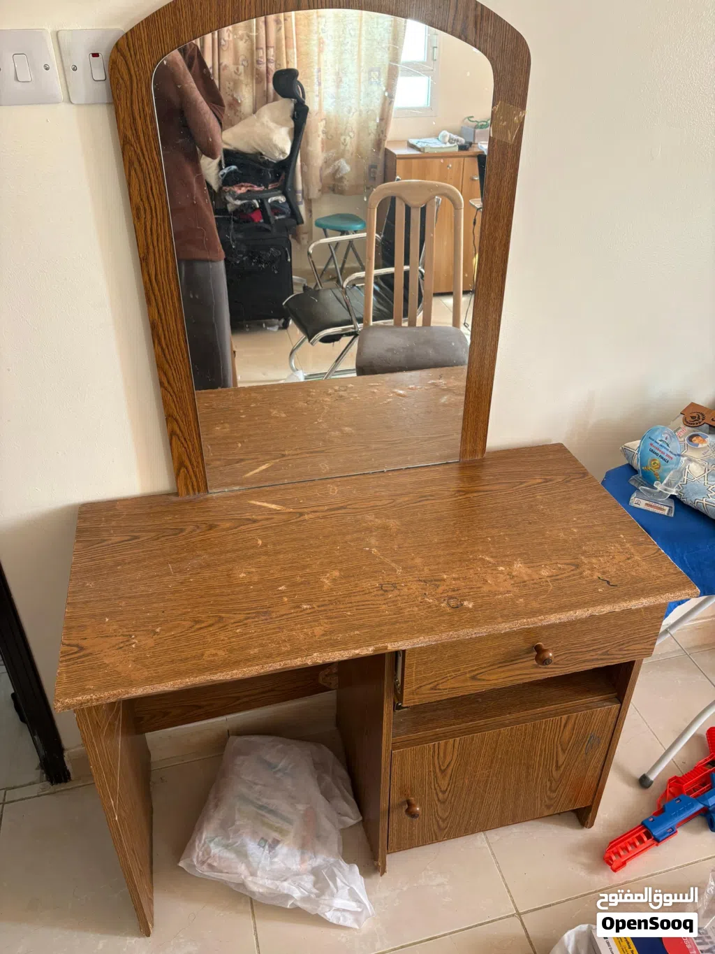 Dressing table with mirror