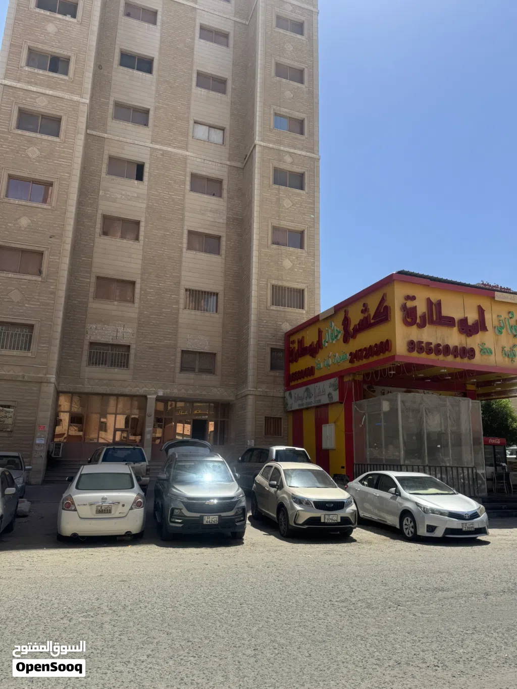 مطلوب شخصين لمشاركة غرفة داخل شقة بالفروانية