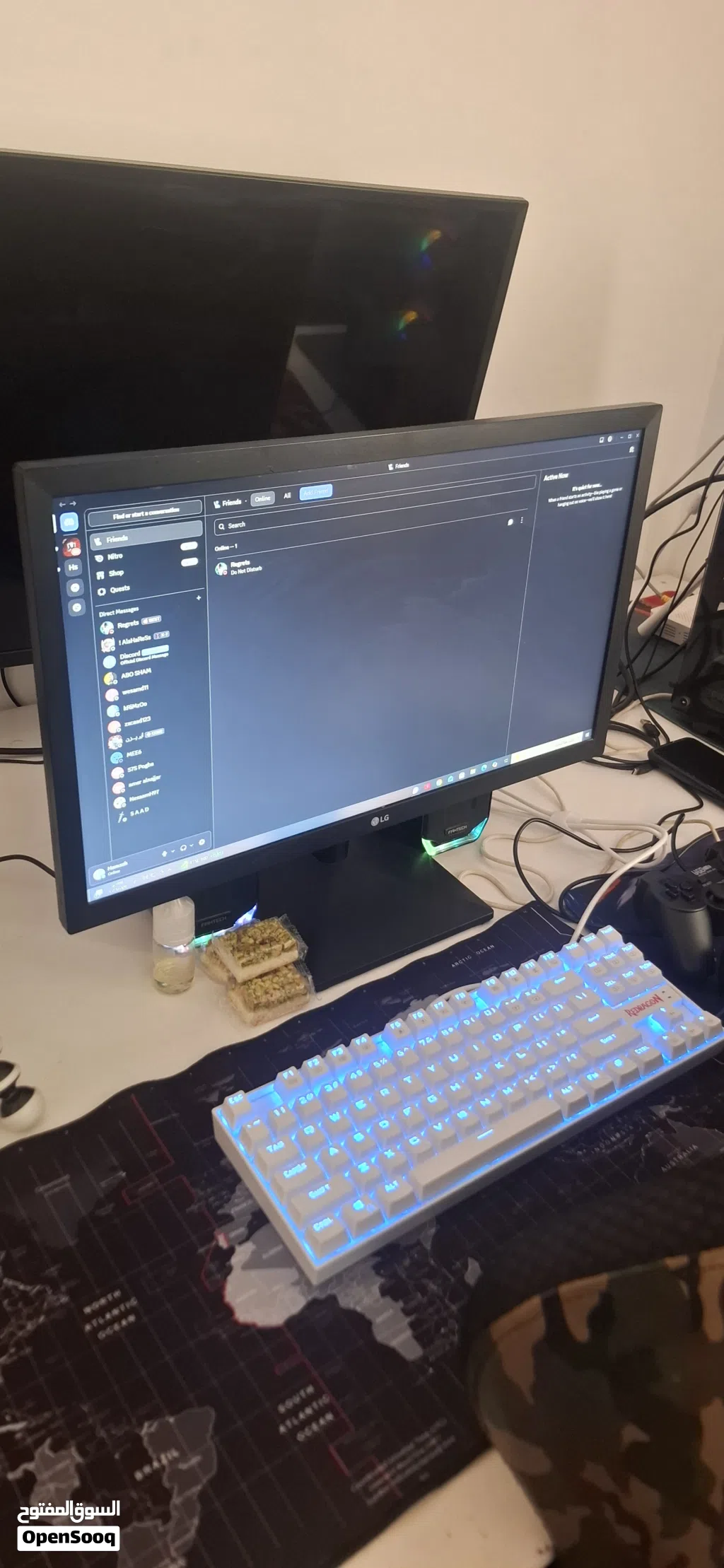 شاشة 22 انش 75 HZ نضيفة استعمال شخصي قليل بدي ابيعها واطور بس