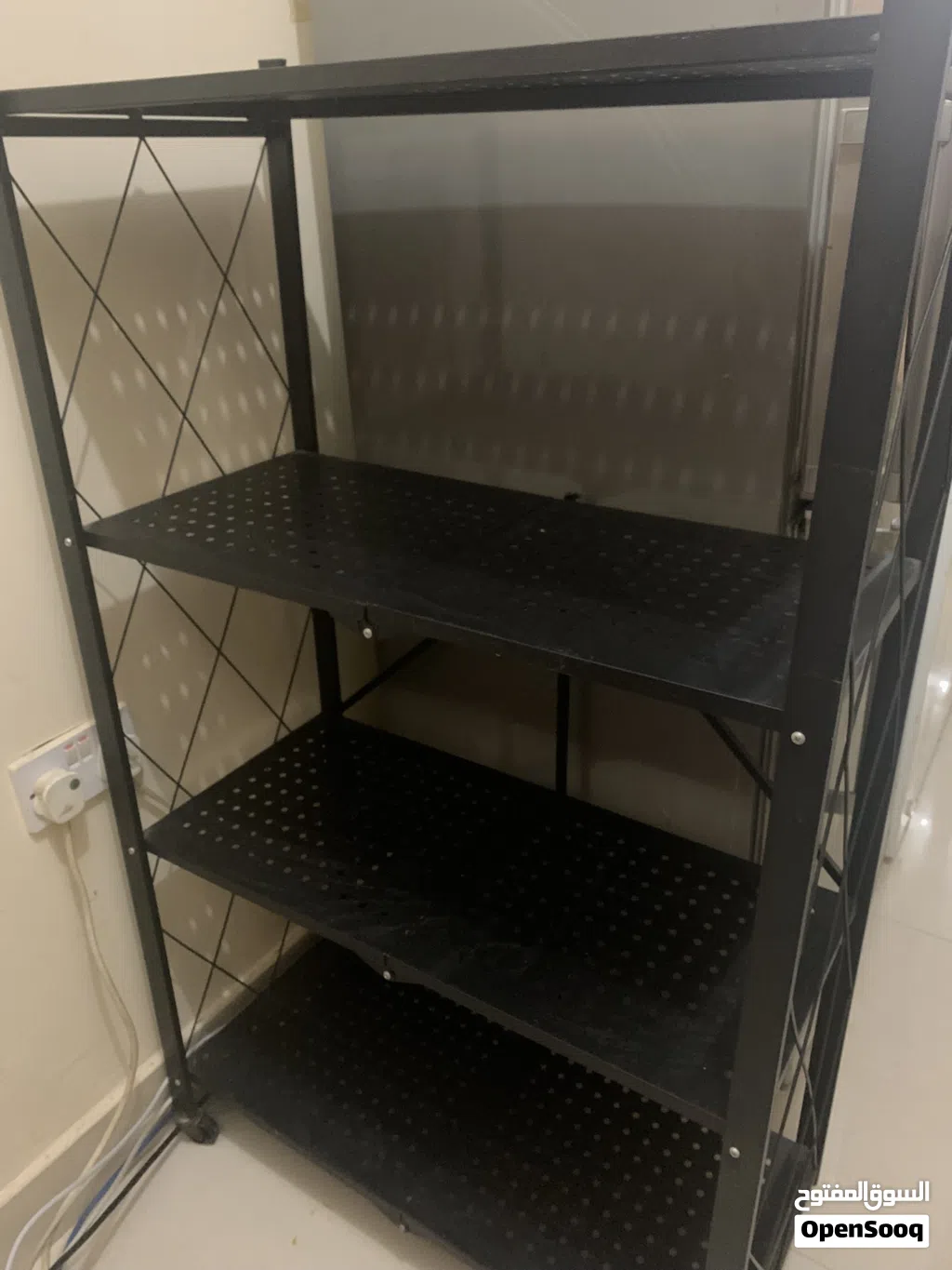 الرف الواحد بسعر 80 ريال قطري. Each shelf costs 80 Qatari Riyals.