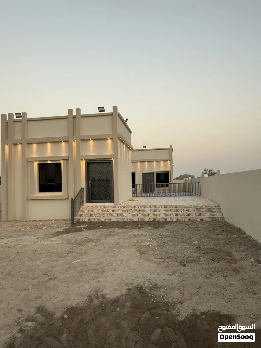 توجد استراحه للبيع فيه بركاء ويوجد بها شارع إلى الاستراحه وقريبه من الشارع مناسبه لاستخدام الشخصي