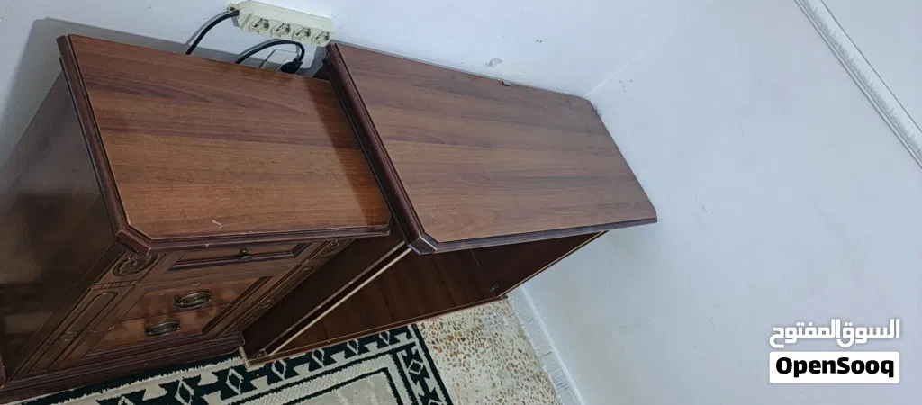 طاوله و كمدينه الابعاد 1.35/55/76 لوح قوي حالتها زي ما موضح بل صوره طرابلس طريق المطار السعر 200