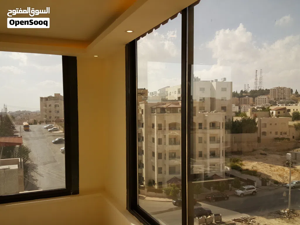 رووف مميز ذو اطلالة رائعة و هادئة قريب من الخدمات سكن مريح و امن