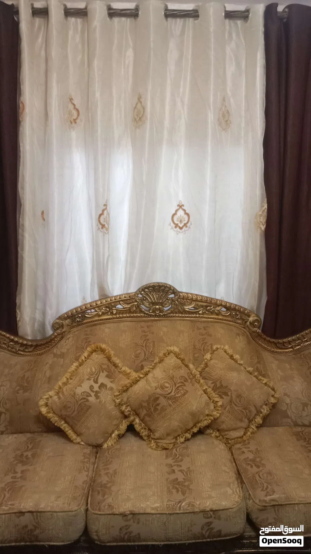 طقم كنب 7 مقاعد مع طاولات للبيع
