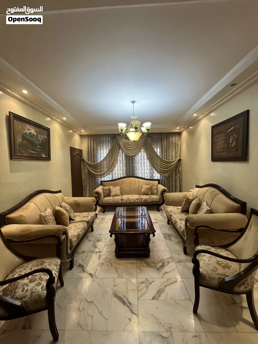 طقم كنب مع طاولات وستائر للبيع
