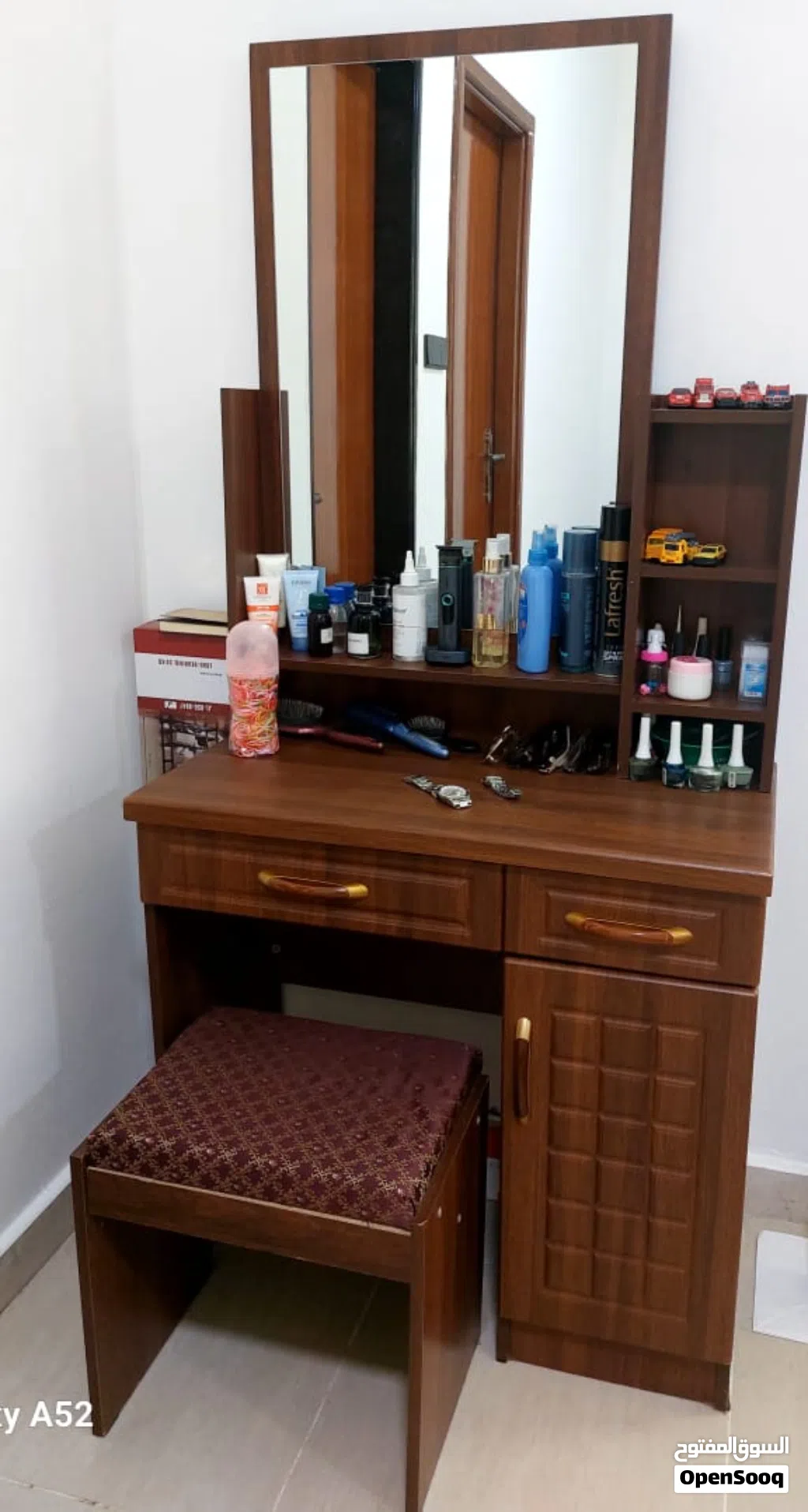 طاولة ومرآة للتجميل، نظيف وشبه جديد. استخدام 5 شهور