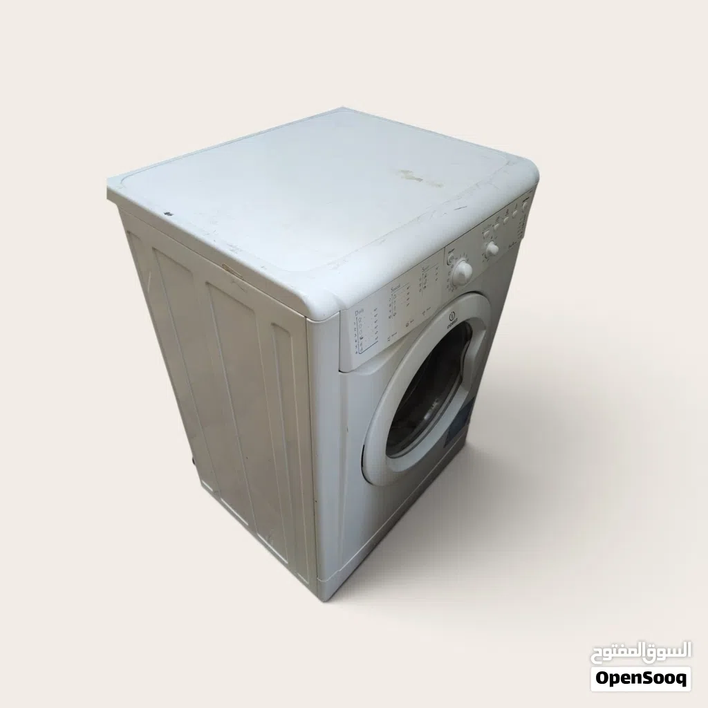 هذه غسالة ملابس ملونة باللون الأبيض من إنتاج شركة إندست (Indesit) الإيطالية، وتأتي بتصميم تعبئة أمام