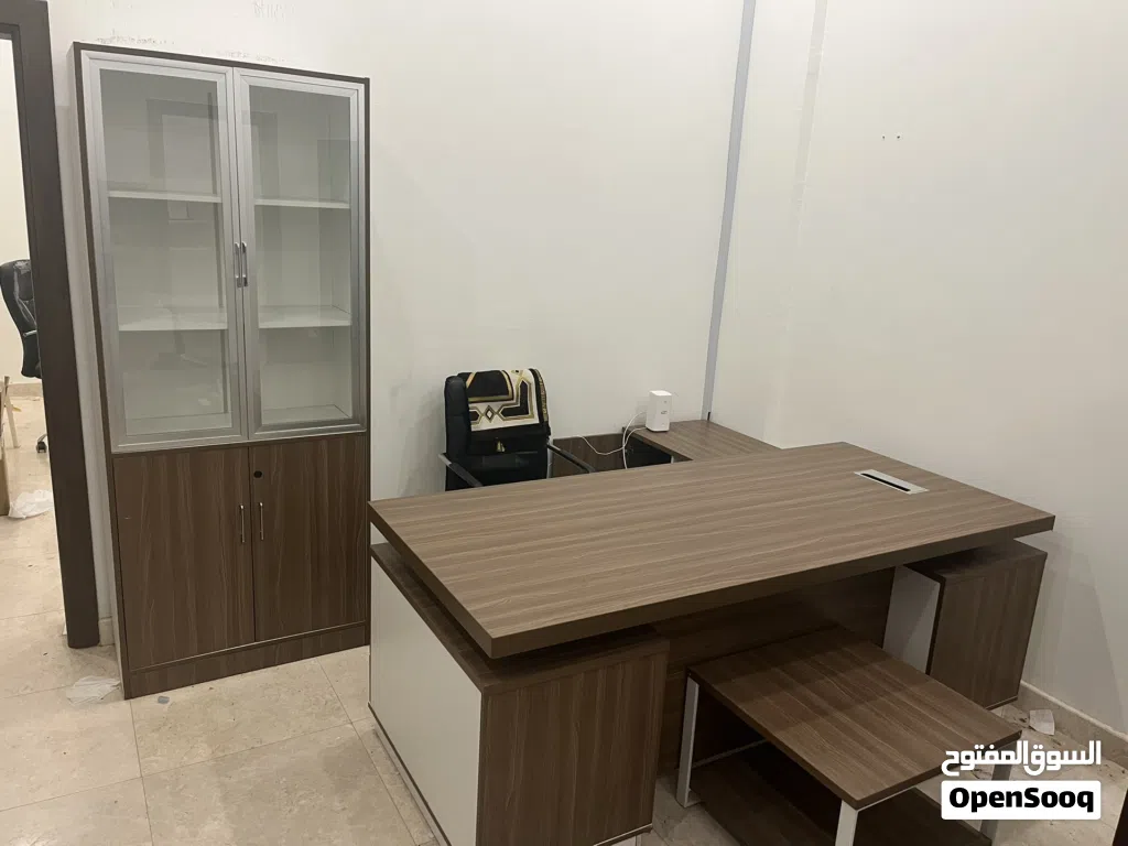 أثاث مكتبي مستعمل شبه الجديد