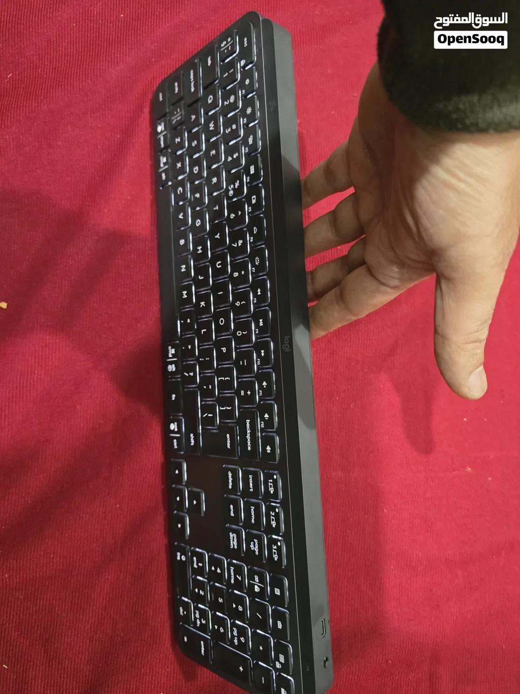 لوحة مفاتيح Logitech M Keys S اللاسلكية باللون الجرافيت وتتميز بإضاءة ذكية