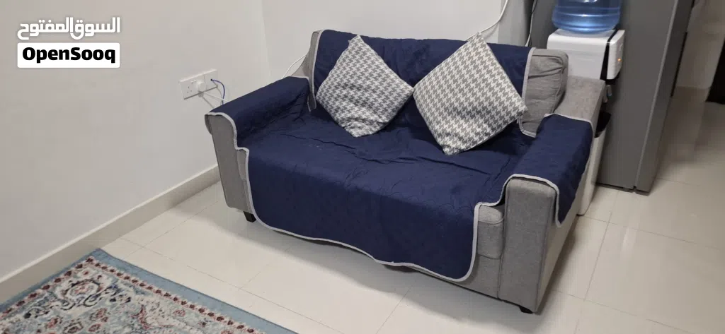 غرفة جلوس living room كاملة الكنب بأغطيته وسجادة وستائر وطاولة طعام مع6 كراسي تصلح لتكون طاولة مكتب