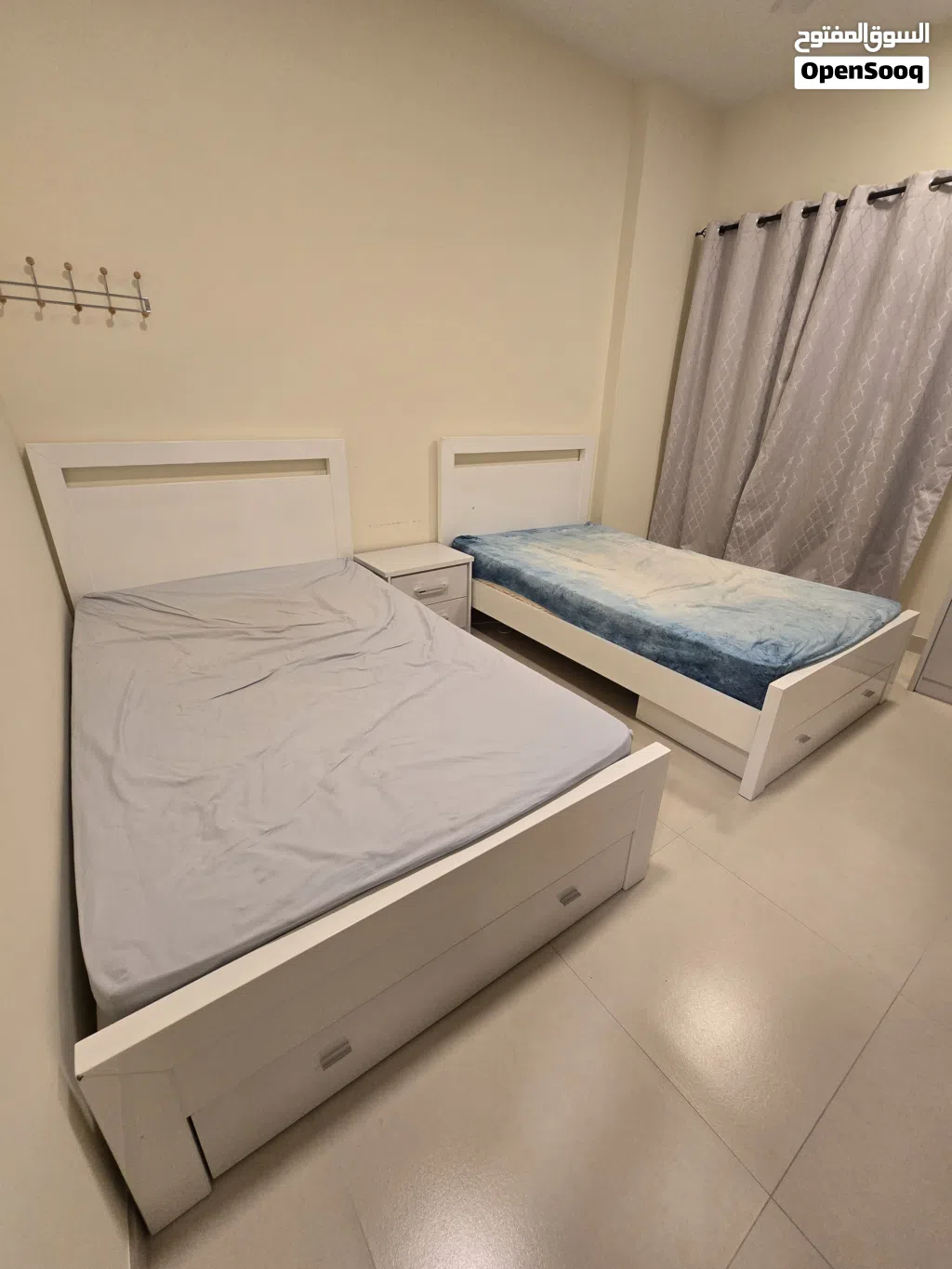 طقم غرف نوم كامل (سريرين 120×200 + المراتب + كومودينو) بحالة ممتازة