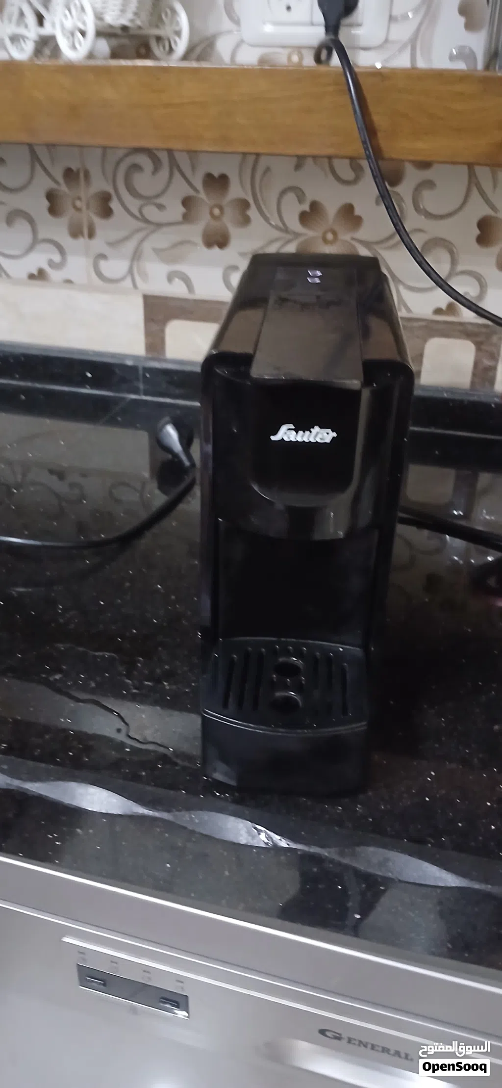 ماكينة قهوة اسبرسو سويسرية بحالة جيدة جدا بسعر قوي جدا