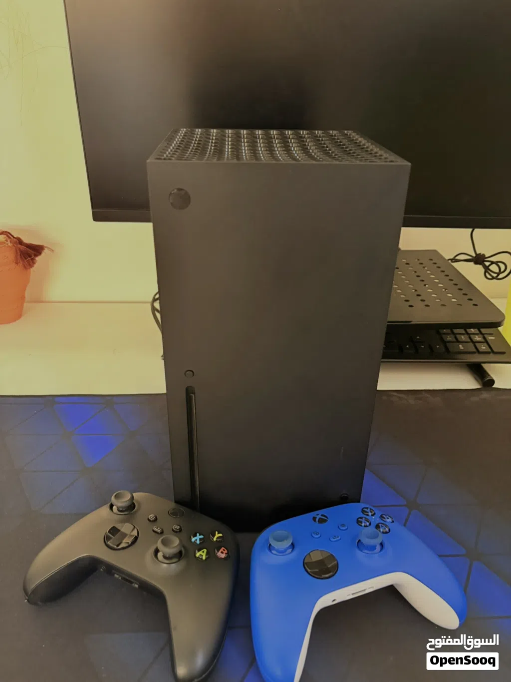 إكس بوكس سيريس X مع يدين تحكم – 200 ريال Xbox Series X with two controllers – 200 OMR
