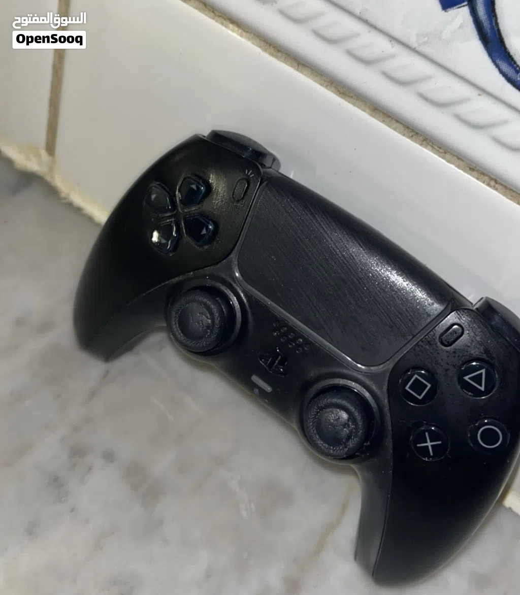يد بلايستيشن 5 (PS5 DualSense) أصلية باللون الأسود - تحتاج إصلاح بسيط