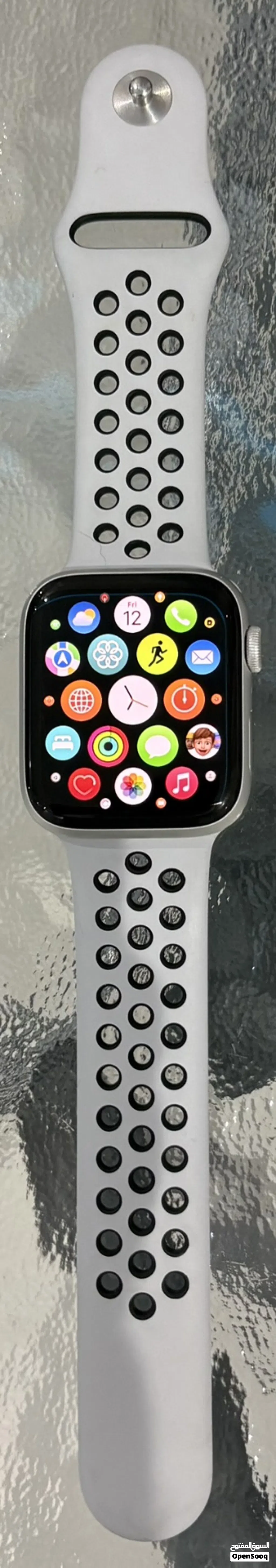 Apple Watch for sale – excellent condition ، SE 44mm + box & charge