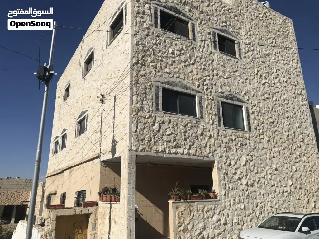 شقة قيد الانشاء مساحة 140م طابق أول للايجار في الزرقاء - ياجوز - حي الرشيد