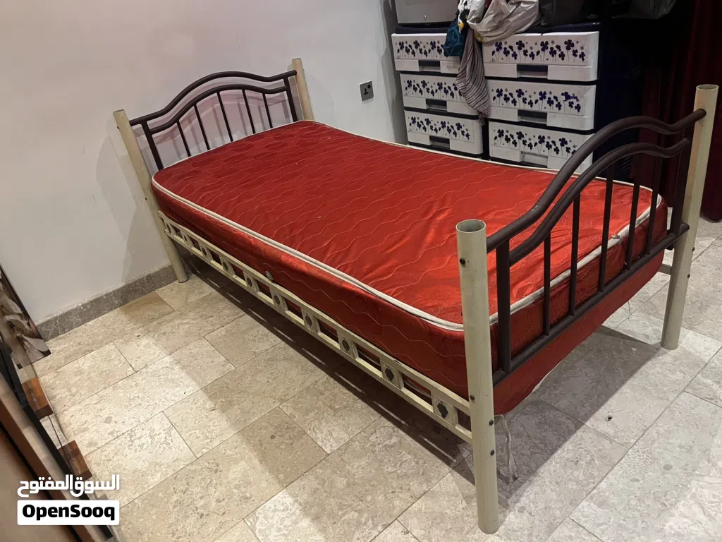 سريرين نوم وميز تلفزيون بيه مجرين و مساحه تخزين نظيف