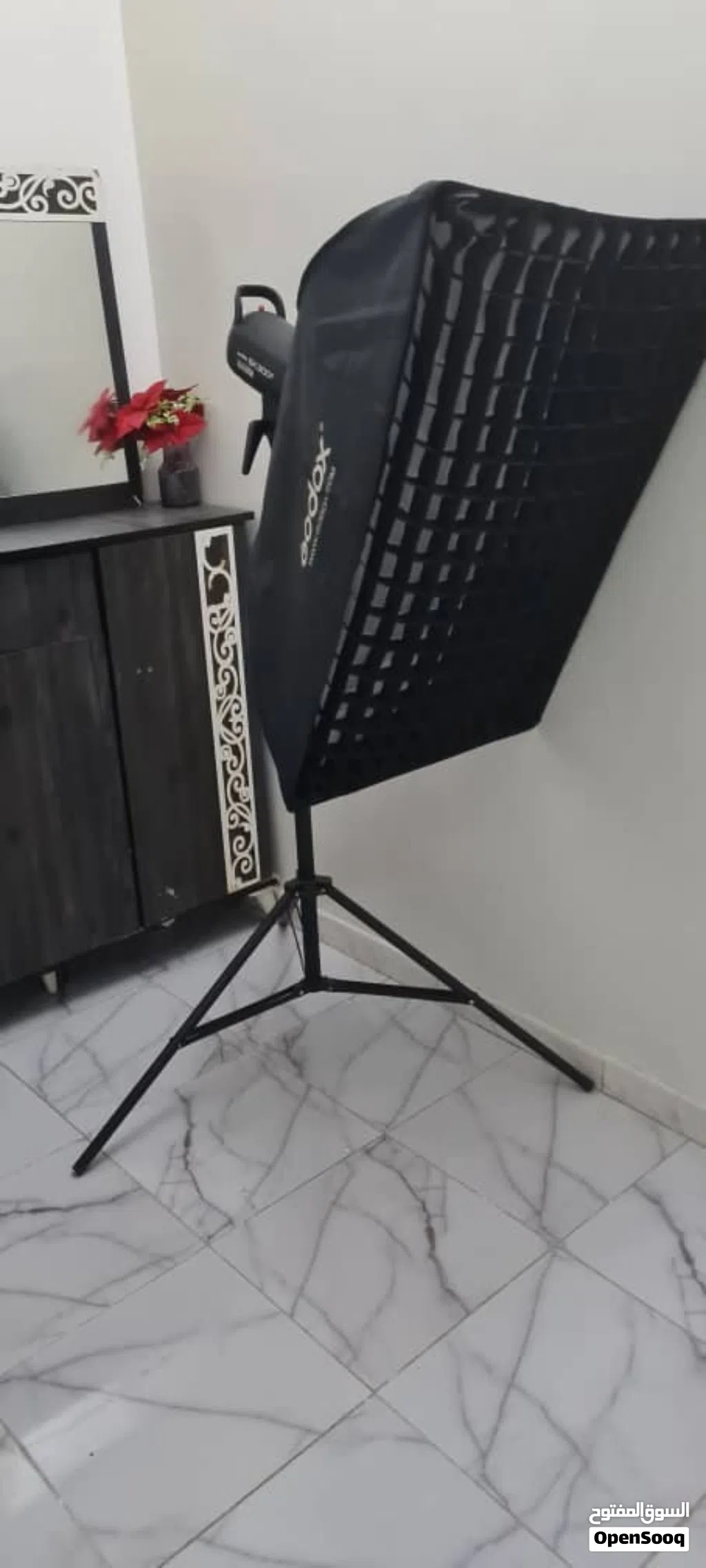 فلاش استوديو احترافي Godox SK300II كامل مع سفت بوكس وقريد - بحالة ممتازة
