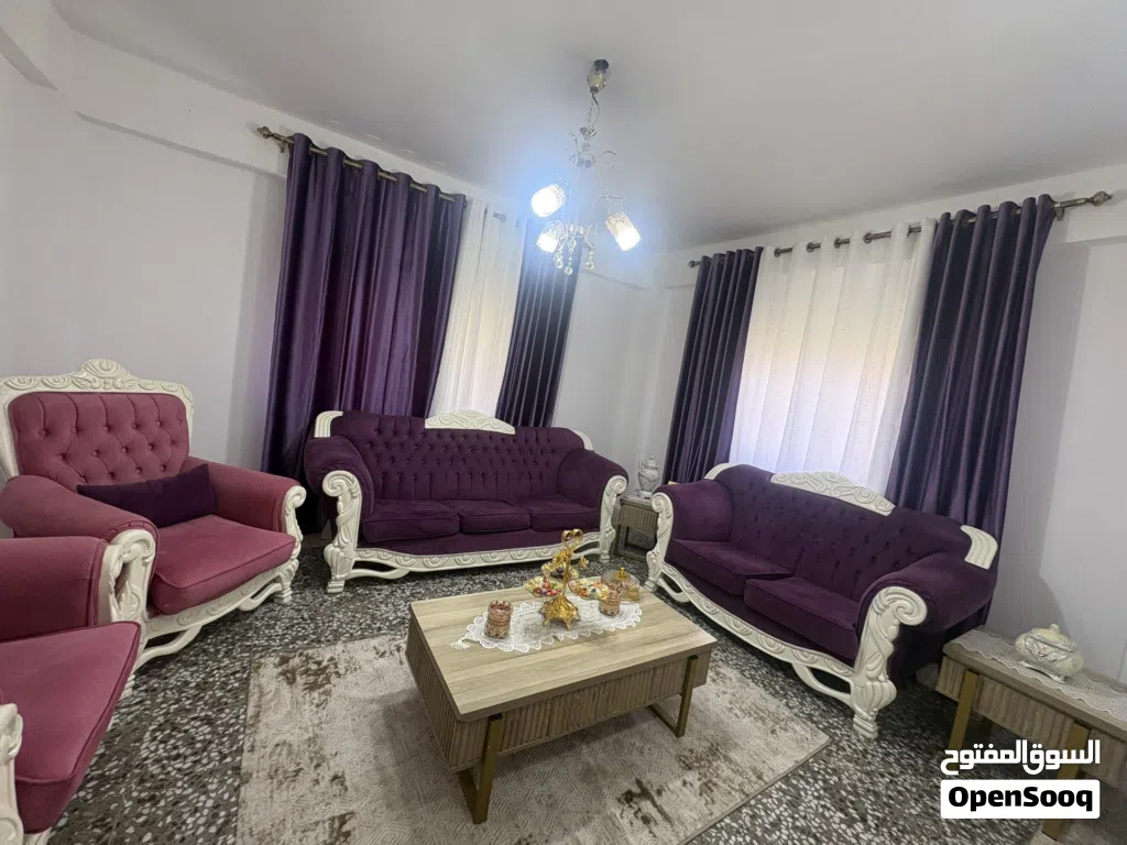 كنب فاخر مخمل دمياطي نيو كلاسيك خشب زان مع البرادي مخمل جداد والطاولات خشب MDF بحالة ممتازة
