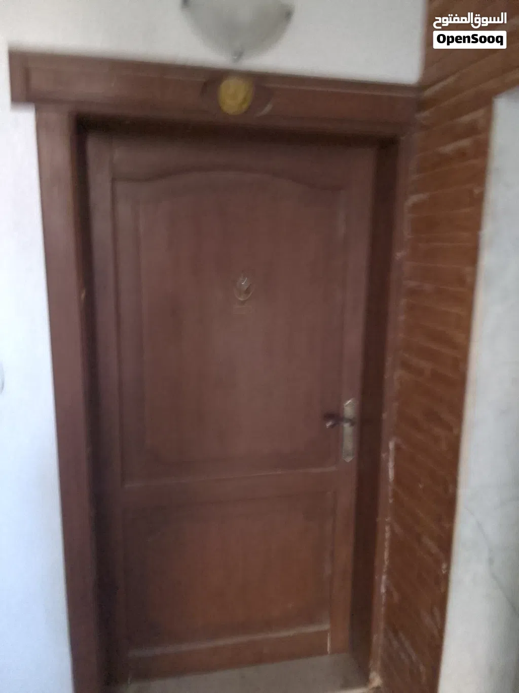 شقة سكنيه مكونه من غرفتين نوم وغرفة ضيوف وحمامين ومطبخ امريكي مفتوح على غرفة القعده مع بلكونة كبيره