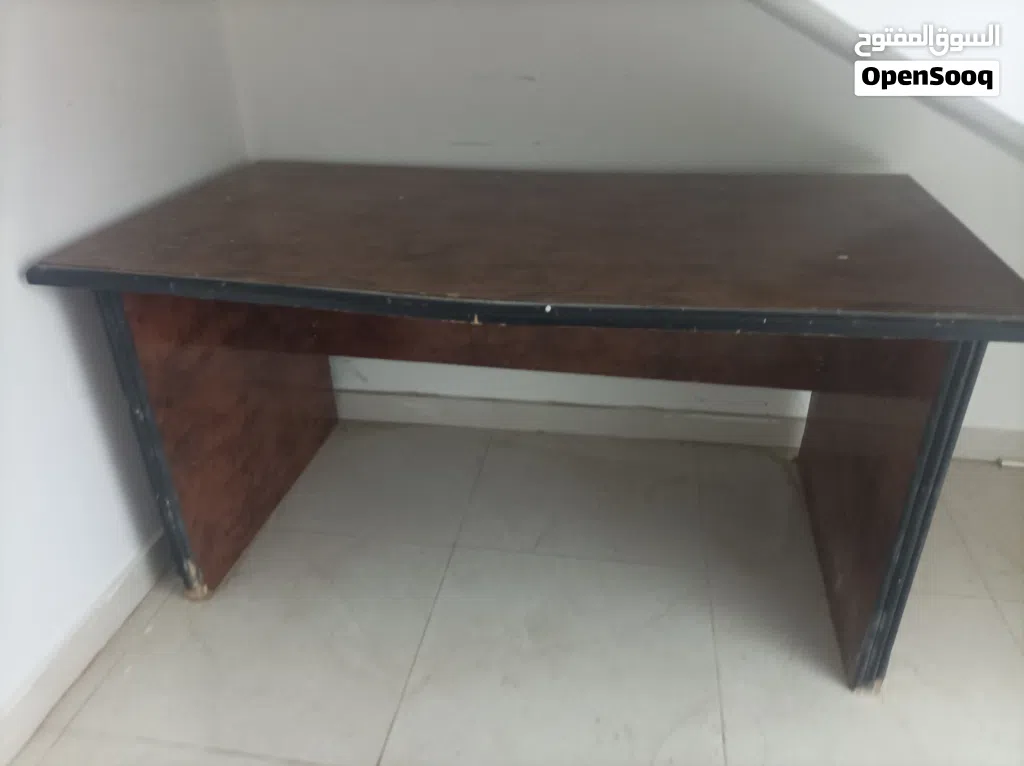 طاولة مكتبيه