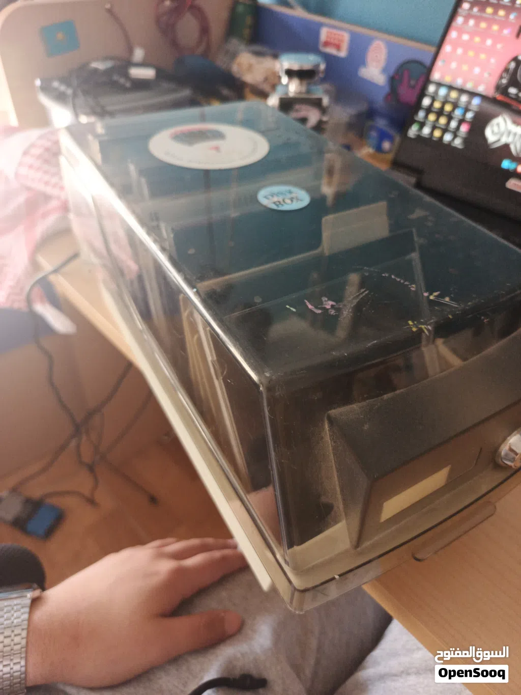 محفظة CDs مع أكثر من 50 علبة CD وأكثر من 50 CD متنوع/عشوائي
