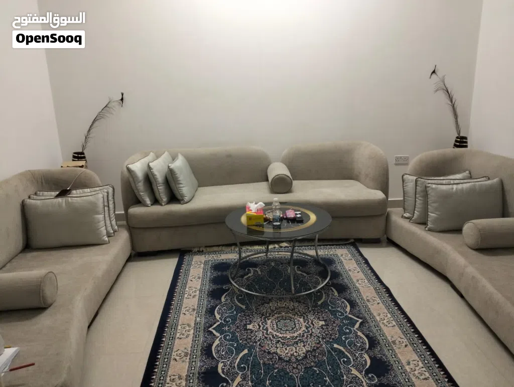 كنب مع الزولية و الطاولة