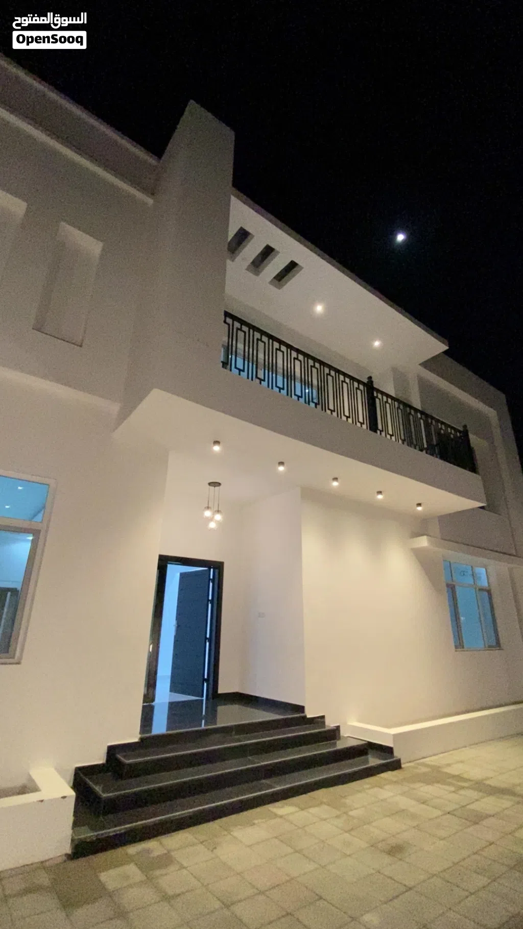 فلة للبيع حديثة خلف مدينة سلطان هيثم مباشرةً، معبيلة الثامنة.