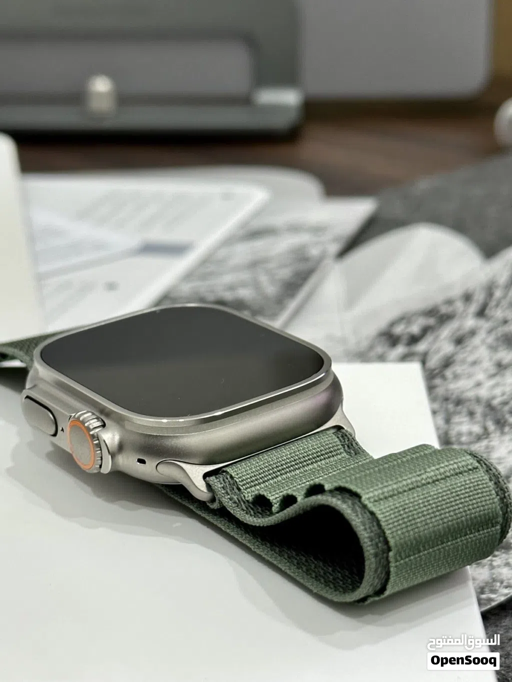 Apple Watch Ultra وكاله معها كل اغراضها