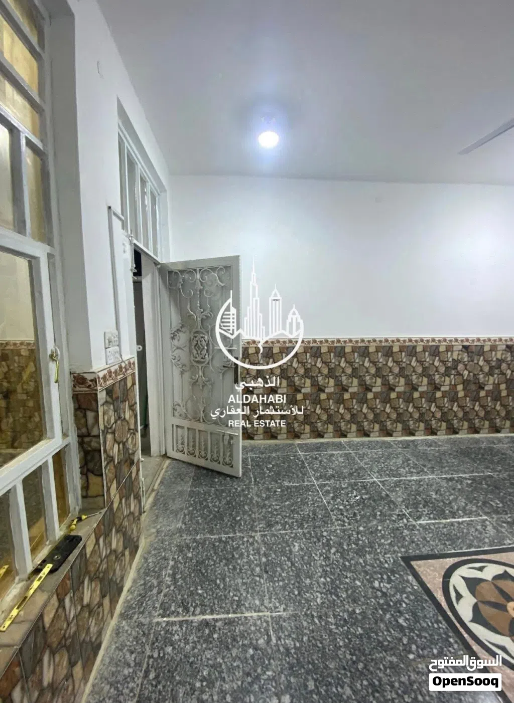 بيت للايجار في الجبيله على شارع عريض يصلح للسكن والشركات