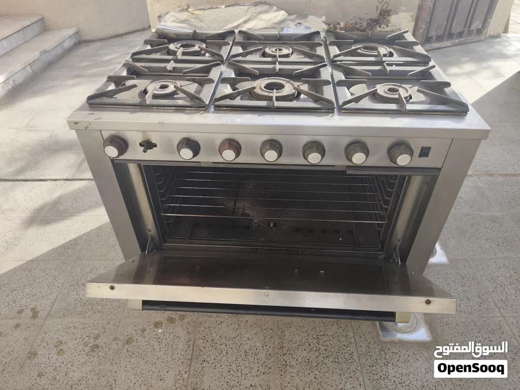 طباخ غاز ستة عيون ايطالي جيدة جدا وكل مستلزماته موجودة معه