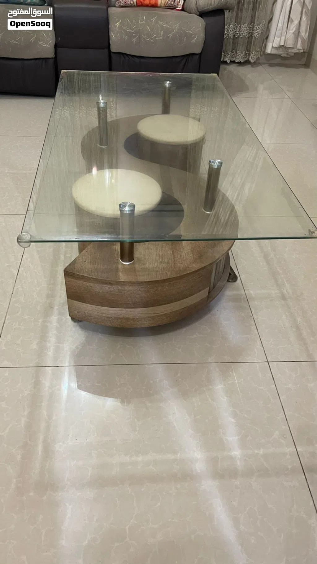 طاولة زجاجة انيقة وجلسة
