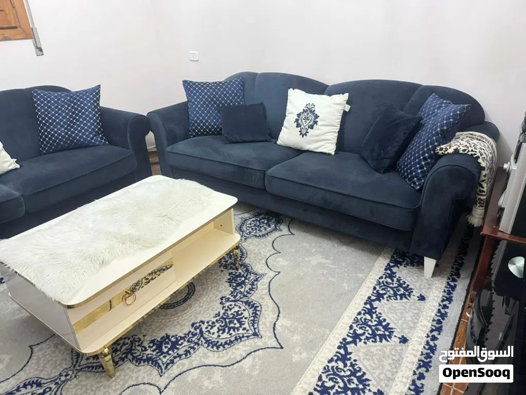 صالون تركي فاخر مريح جدا شبه جديد مع الطاولة والبساط