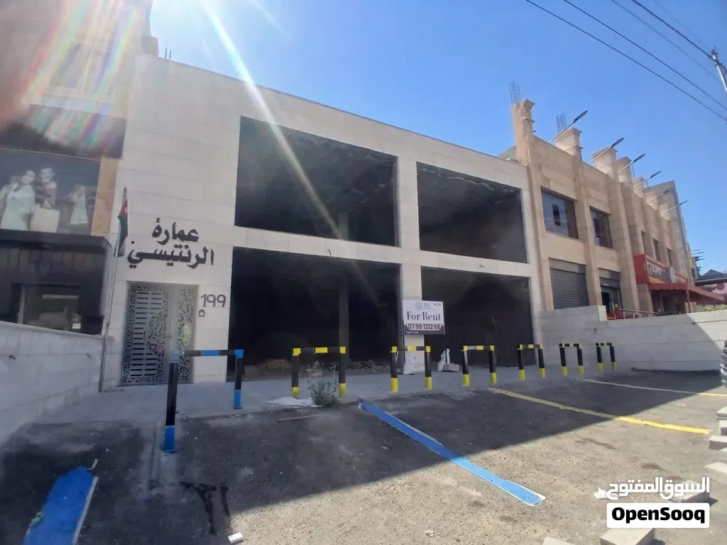 مجمع تجاري للايجار في السلط على شارع رئيسي / شارع الشجرة