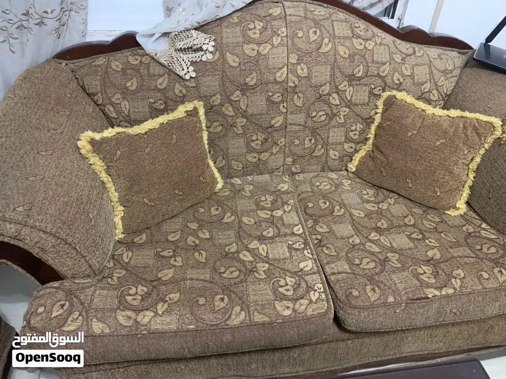 كنبايات للبيع مع طاولة وسط لون بني