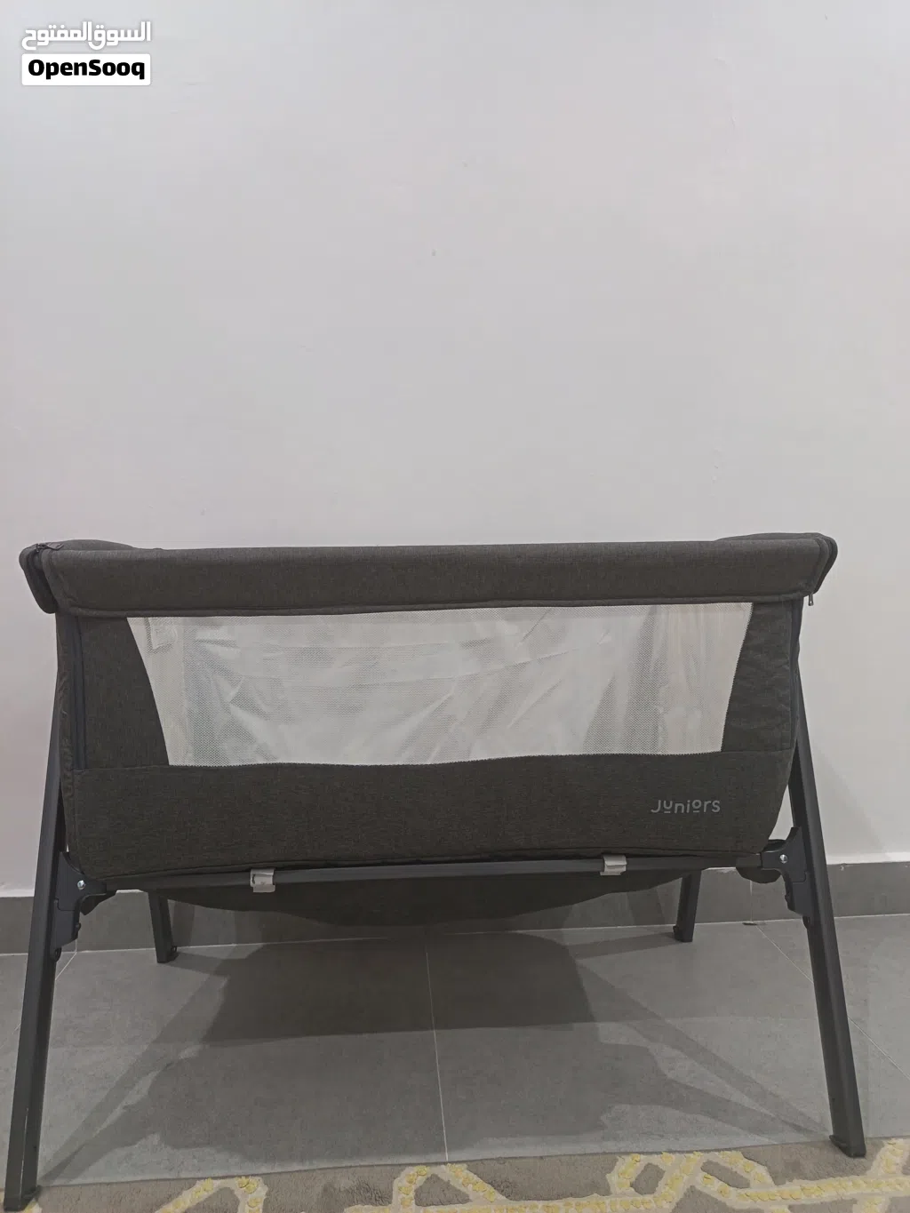 سرير اطفال نظيف