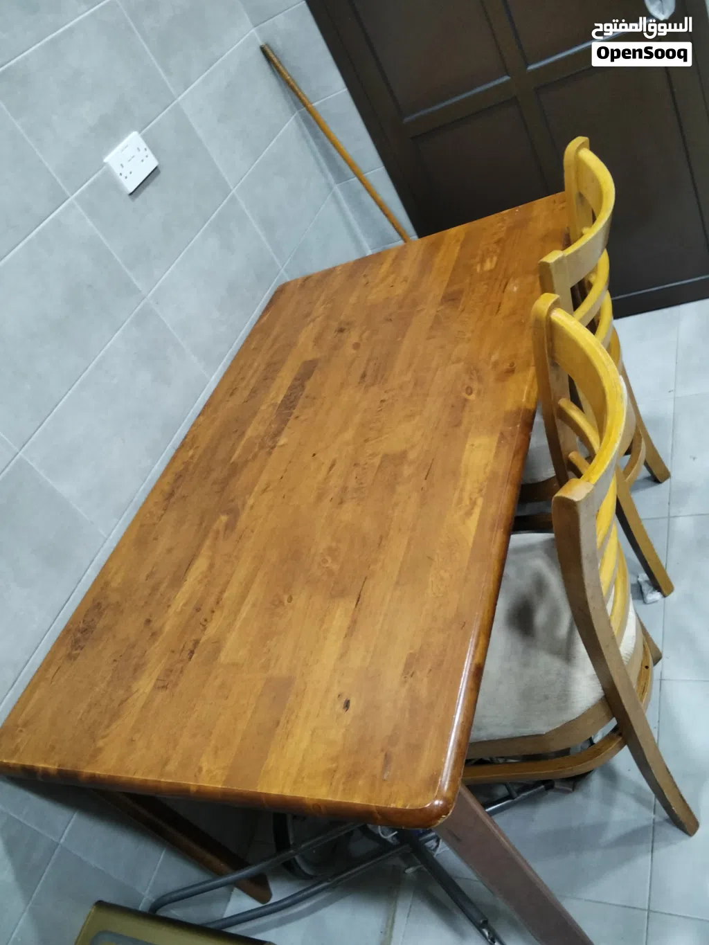 طاولة طعام نضيفة