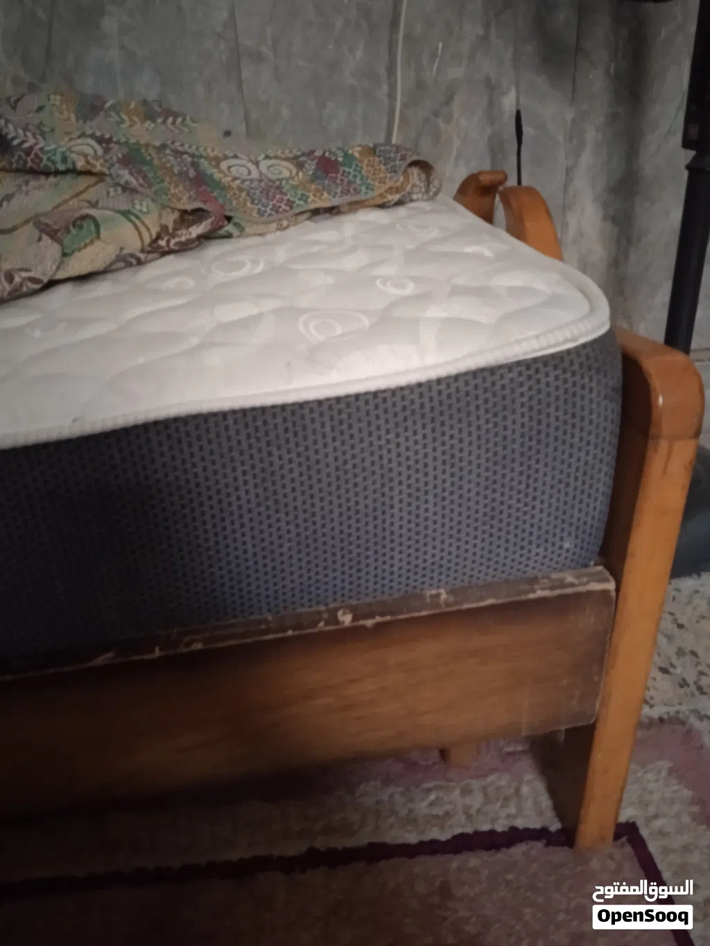 تخت خشب مع فرشة للبيع