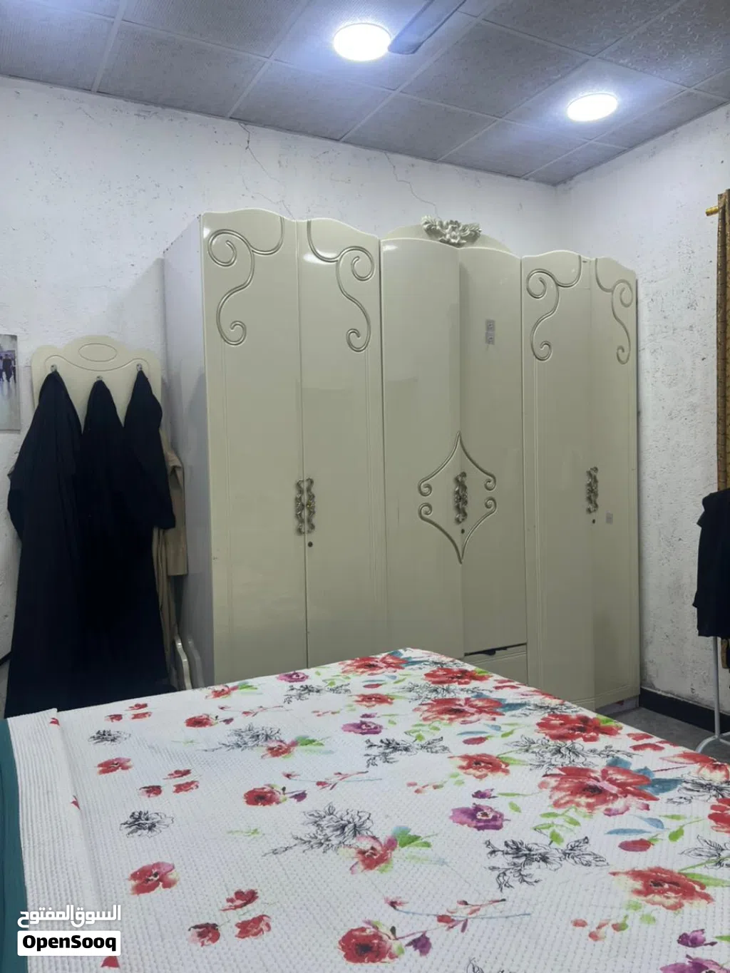 غرفه اخشاب كامله بيضه نظافته زينه مابيه كسر وسبب بيعه نريد نشيل
