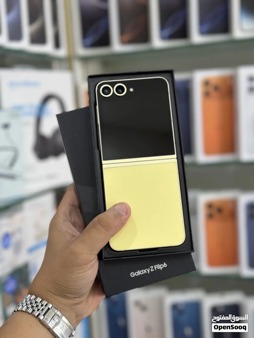 عرض خاص : Samsung Z flip 6 256GB هاتف نظيف جدا بحالة الوكالة بدون اي شموخ أو مشاكل مع ضمان و ملحقات