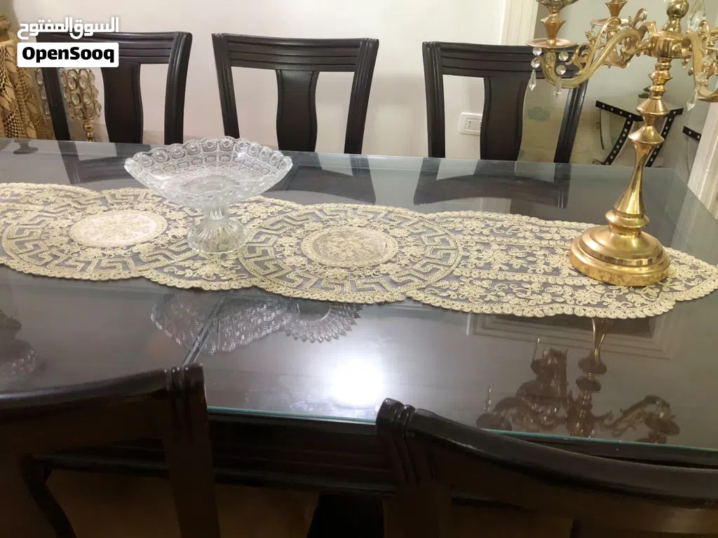 طاولة سفره 8 كراسي بحالة ممتازه وفرش الكراسي ممتاز