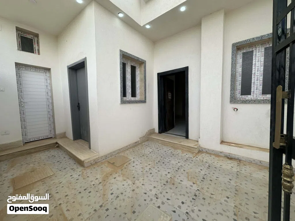 منزل ارضي للبيع او للإيجار سعر الايجار 1500 او البيع 230 عين زاره الاستراحه الحمراء مع عمولة